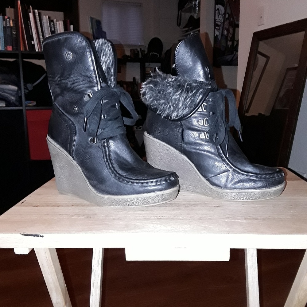 Lace up wedge shoe with fur inside, adjustable.